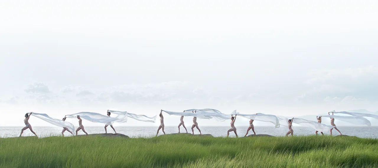 Danseurs en mouvement dans la nature